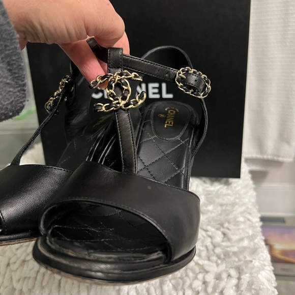 Chanel sandals, authentic lamb skin sandals in black and iconic antique gold - Picture 5 of 15